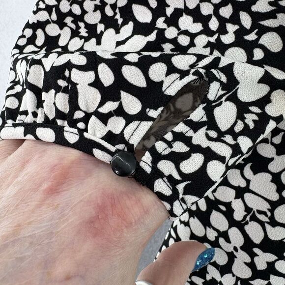 Talbots Women’s Sz Small Petite Blouse Black and White Floral V-Neck Classic - Picture 5 of 6